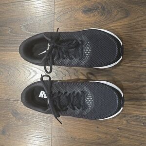 Good condition size 8 Women's running Nike sneakers.
